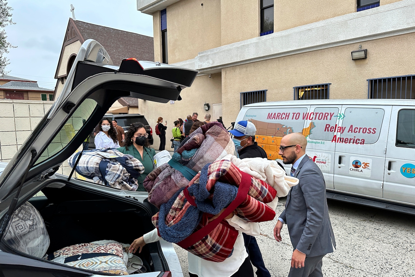 Texas Governor Abbott Sends Bus of Migrants to Los Angeles, Sparking Controversy.
