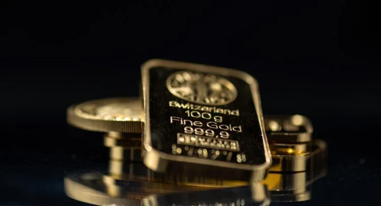 Gold Rally Targets $7,150 as Safe-Haven Demand Strengthens Amid Trade Tensions