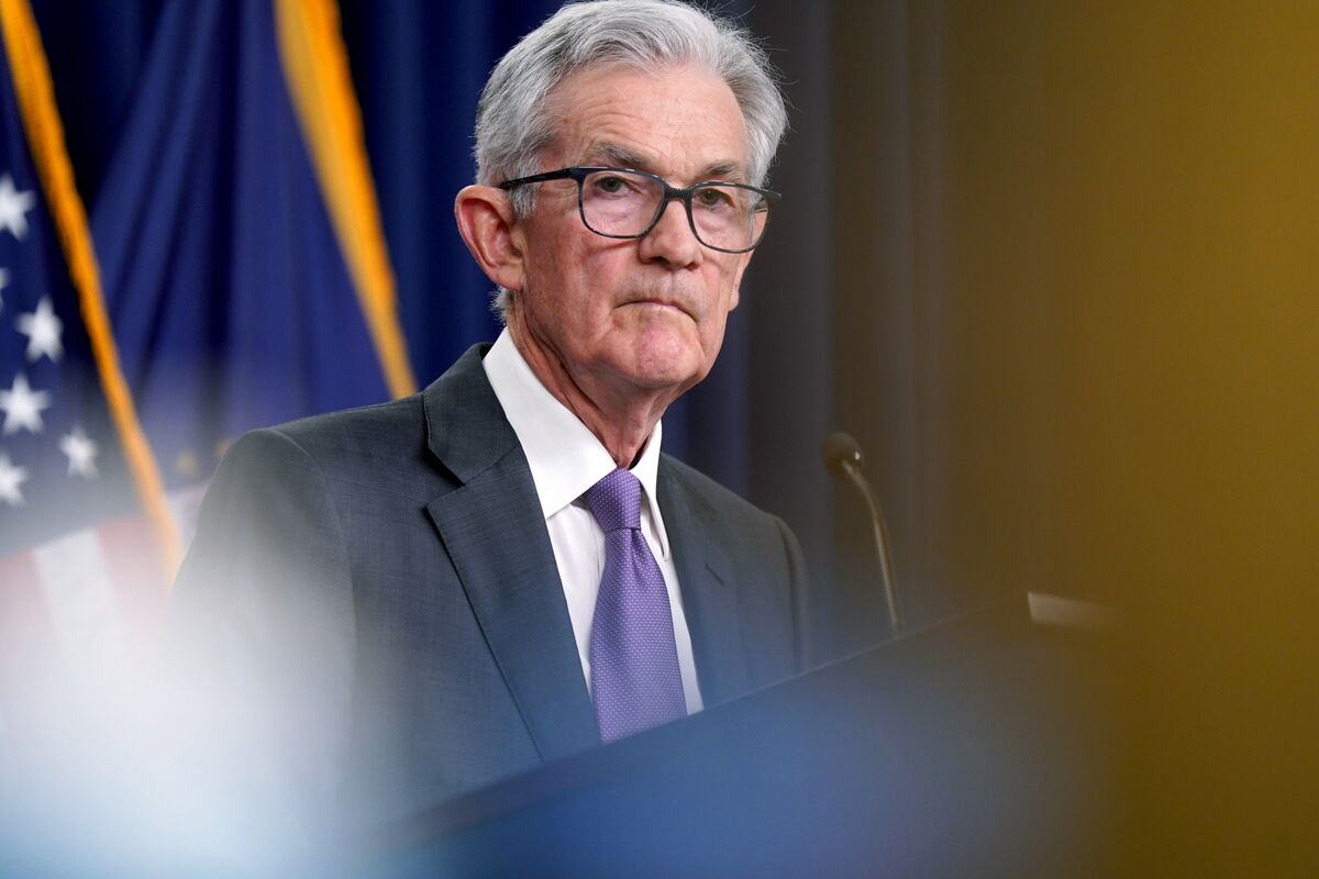 "Powell Emphasizes Patience on Rate Cuts and Positive Inflation Trends"
