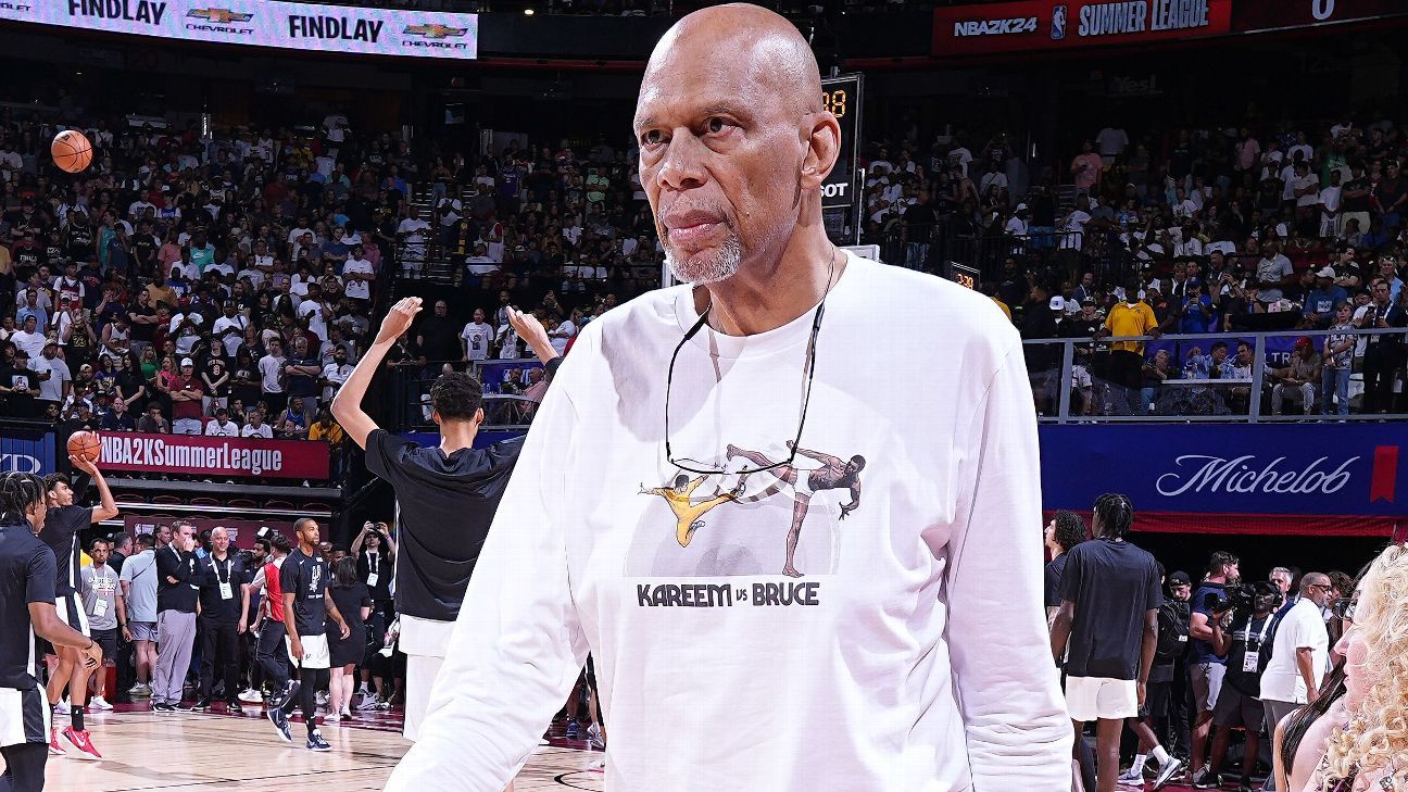 Kareem Abdul-Jabbar hospitalized with broken hip after concert fall