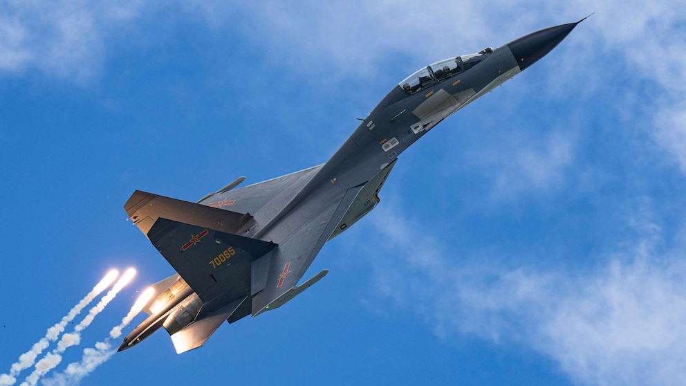 Featured image for Tense Encounter: Chinese Fighter Jet's Close Call with US B-52 Bomber over South China Sea