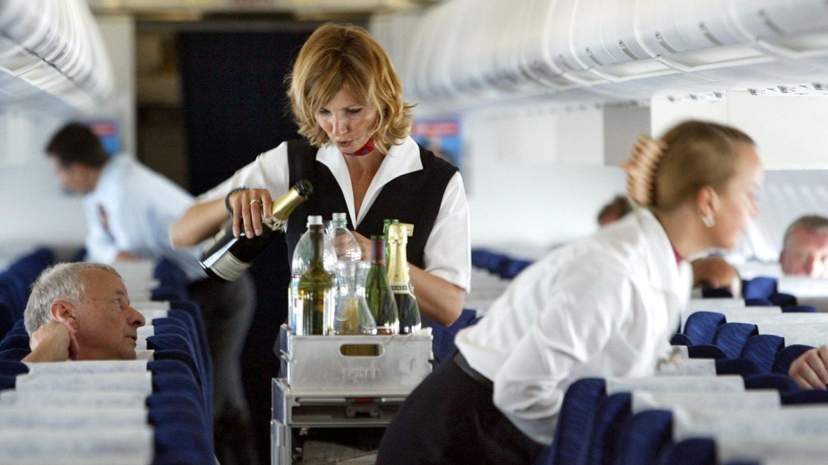 Featured image for "Study Warns Against In-Flight Alcohol Due to Heart Risks"
