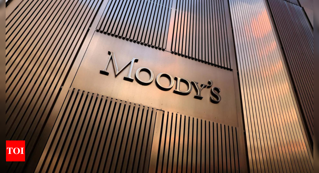 Featured image for Moody's downgrades US credit rating outlook to 'negative' amid political polarization and looming shutdown