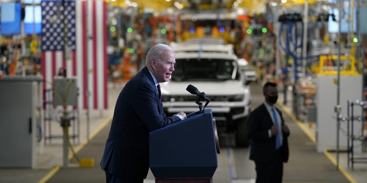 "Rising Electric Vehicle Sales in the U.S. Despite Cost Concerns"