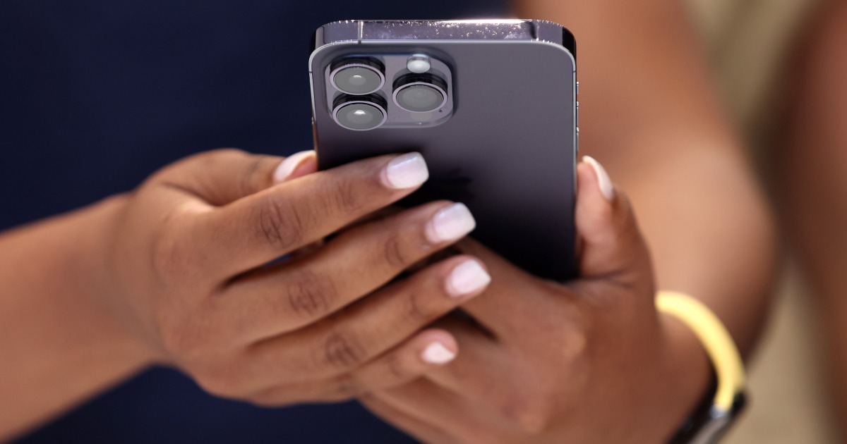 Featured image for "Apple Surpasses Samsung in Smartphone Sales"