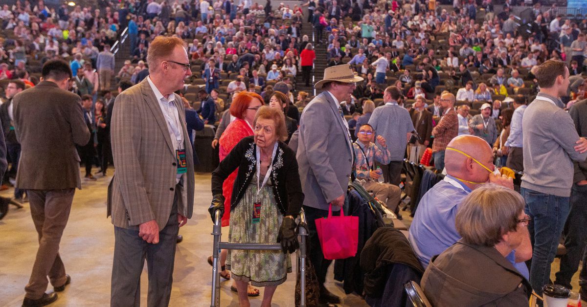 Warren Buffett critiques bank failures and expresses optimism for U.S. economy at Berkshire meeting.