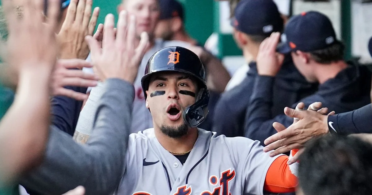Báez's clutch hit leads Tigers to extra-inning victory over Royals.