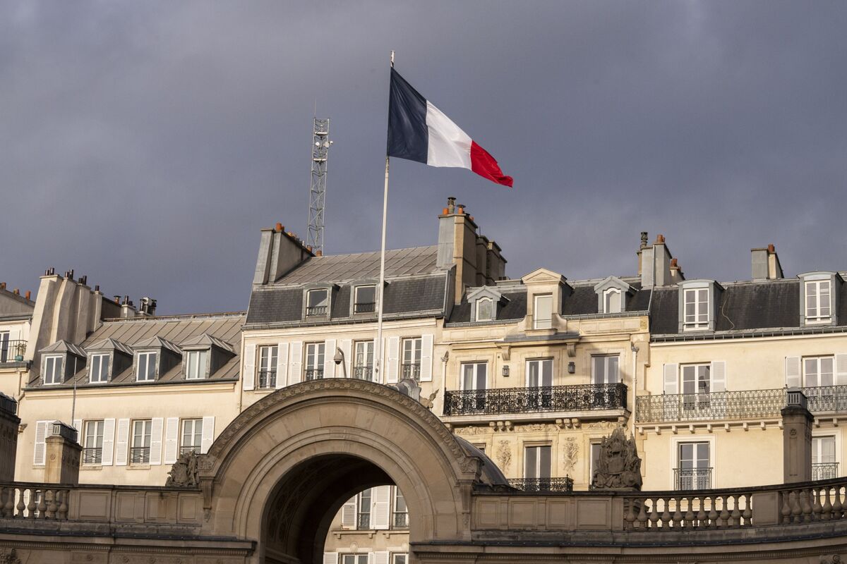 Featured image for S&P Downgrades France's Credit Rating Amid Debt Concerns