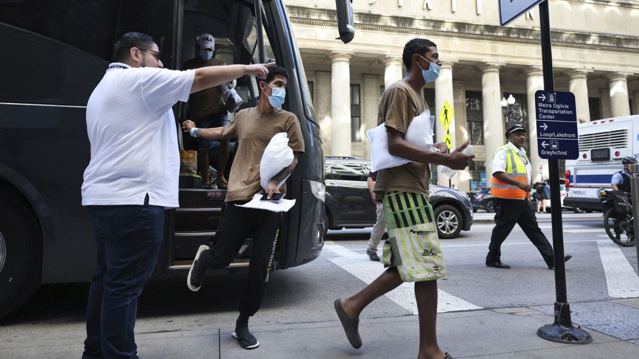 Featured image for "Texas Bus Company Files Lawsuit Against Chicago for Migrant Drop-Offs"