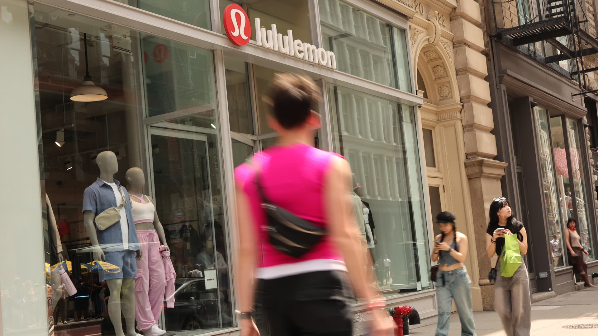 Featured image for Lululemon Shares Drop Over 20% Amid Lowered Guidance and Growth Concerns