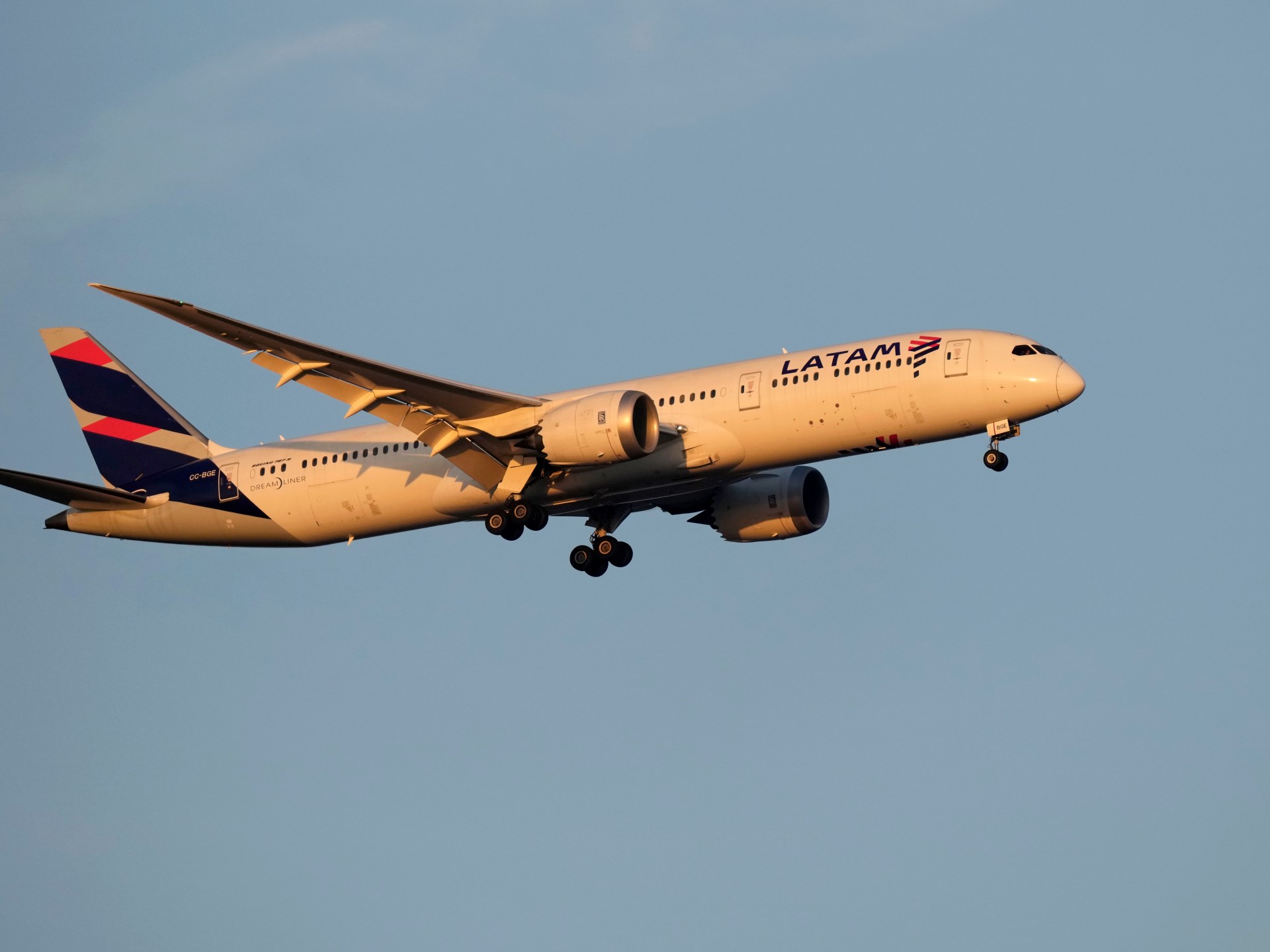 Featured image for "Injuries Mount as Boeing and LATAM Flights Experience Technical Issues"