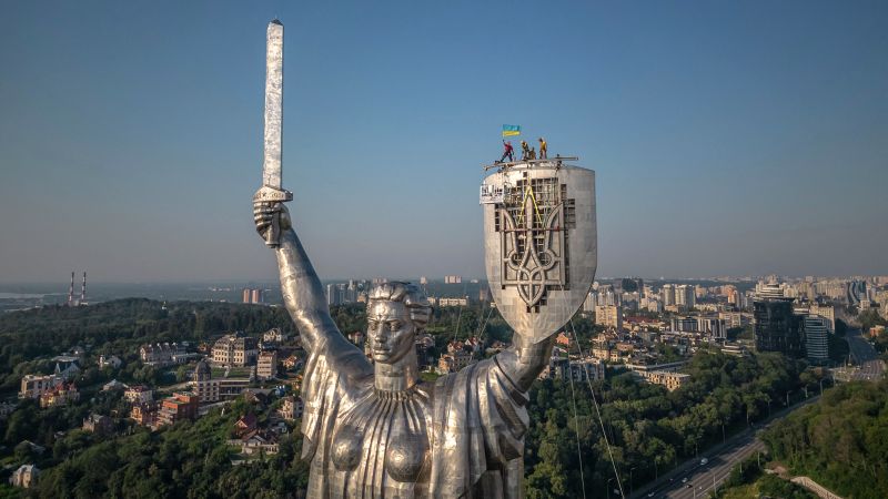Featured image for Ukraine's Kyiv Statue Ditches Soviet Symbol for Trident