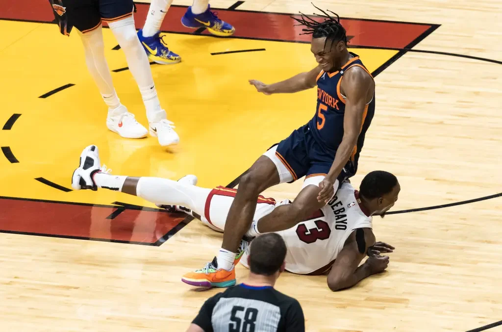 Knicks' Immanuel Quickley injured in loss.