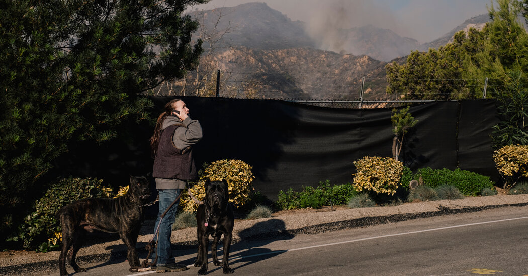 Featured image for Malibu Wildfire Forces Evacuations as Franklin Fire Rages