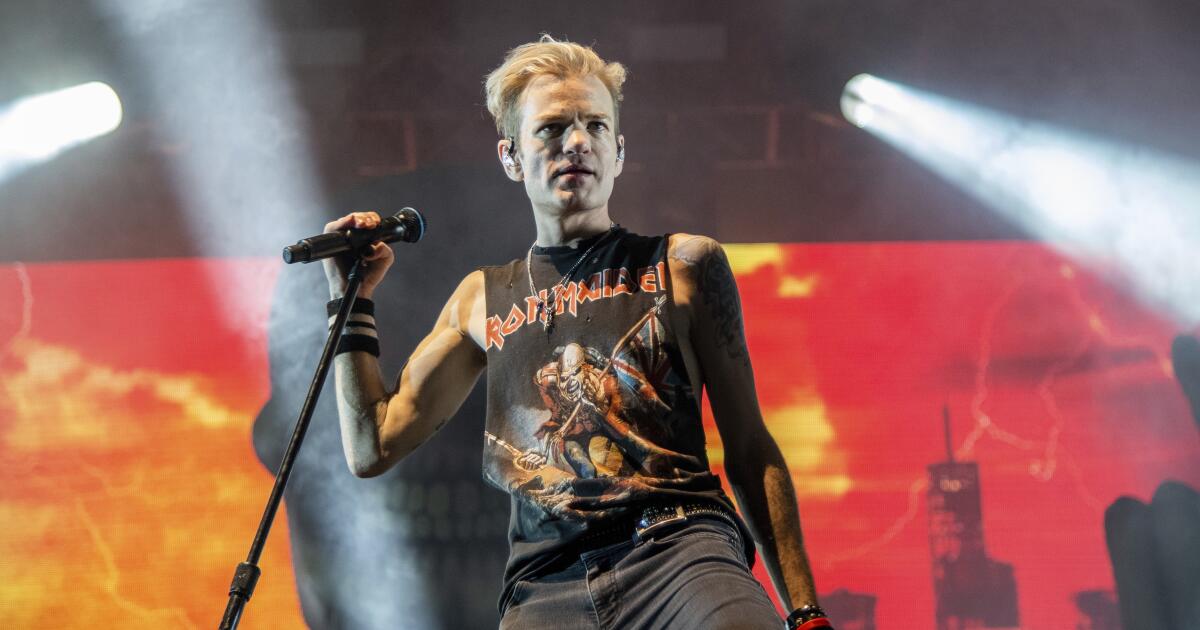 Featured image for Sum 41 Frontman Deryck Whibley Hospitalized with Pneumonia