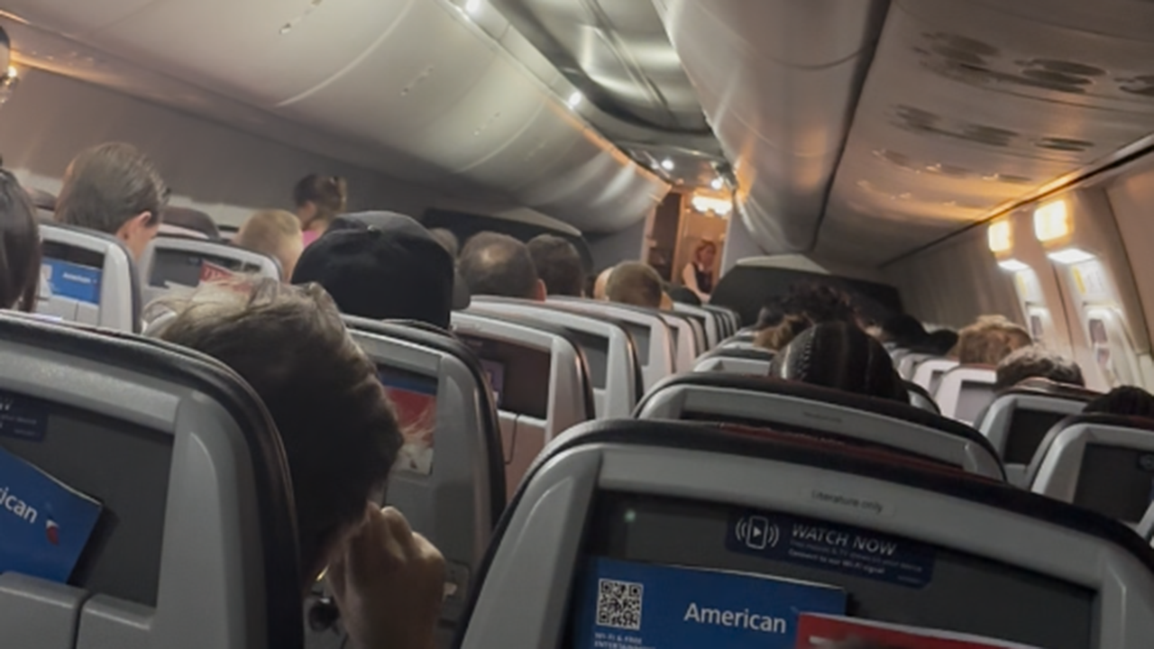 Featured image for "Miami Passengers Endure Heat on Grounded American Airlines Flight"