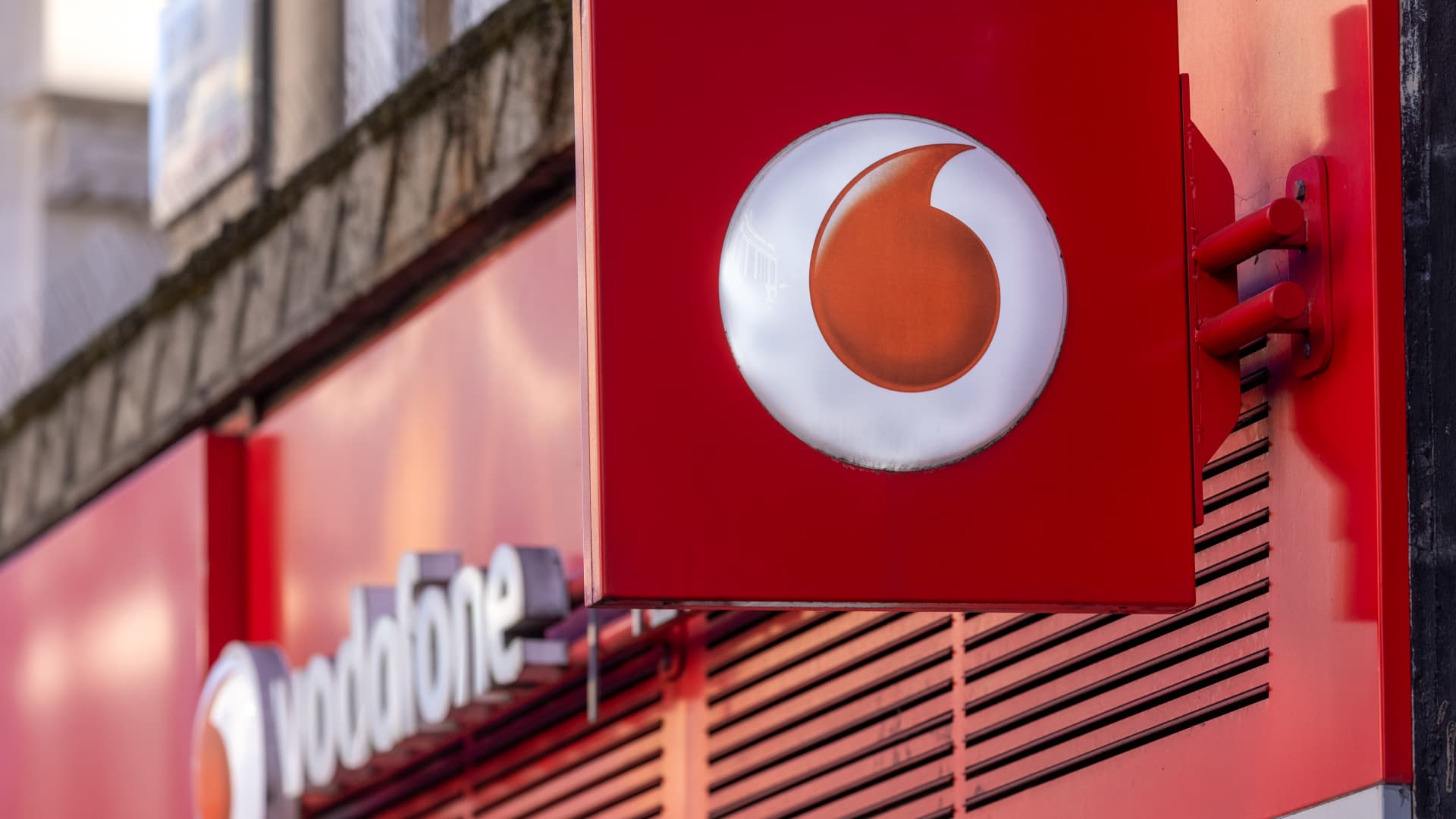 Featured image for Vodafone and Three to Merge, Creating UK's Largest Mobile Network