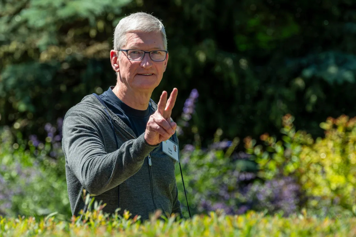 "Tim Cook Boosts Apple's Commitment in Vietnam During Hanoi Visit"