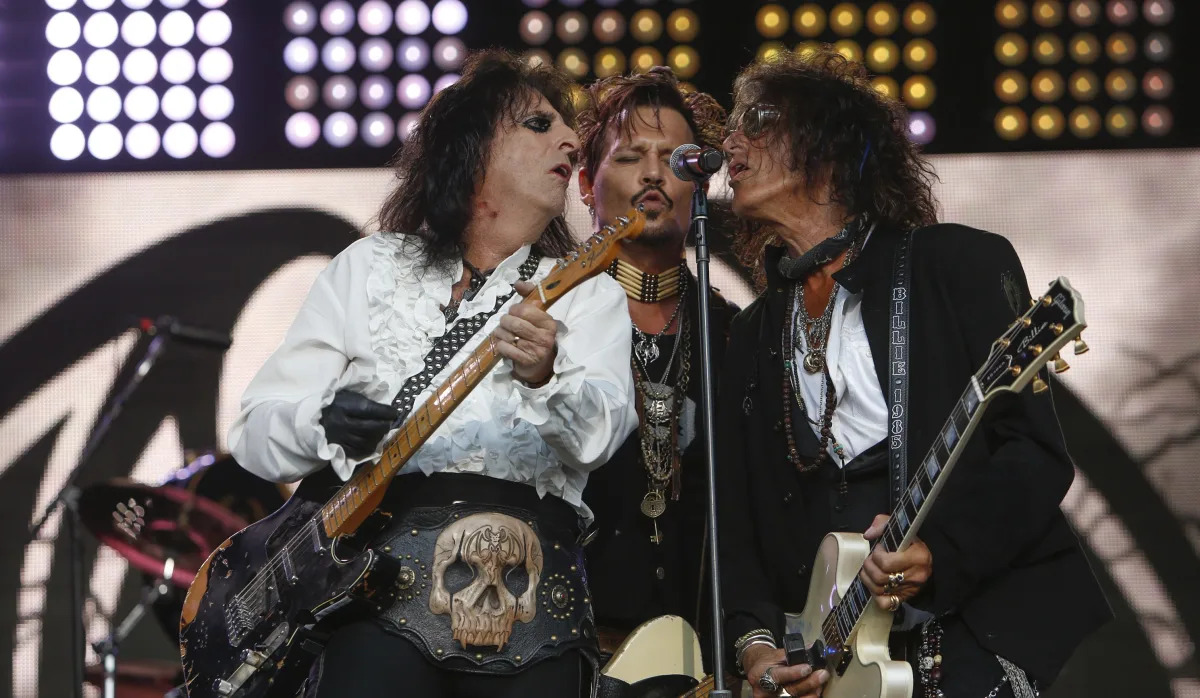 Featured image for Johnny Depp's Ankle Injury Delays Hollywood Vampires U.S. Tour