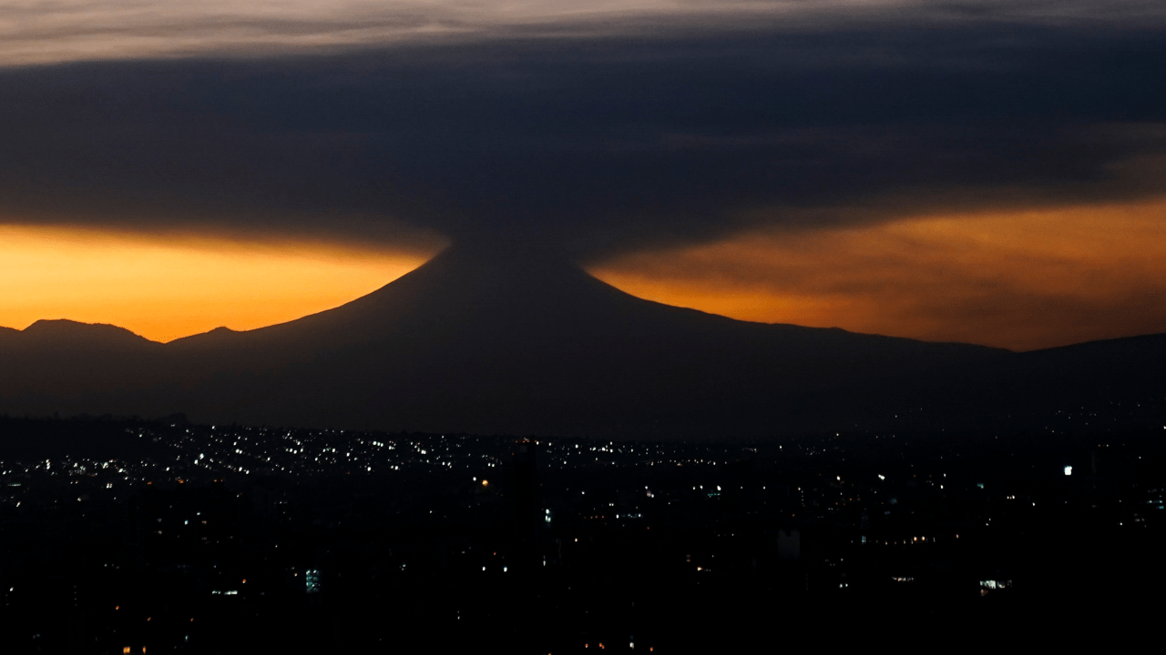 Featured image for "Popocatépetl Volcano Erupts 13 Times, Forces Flight Suspensions"