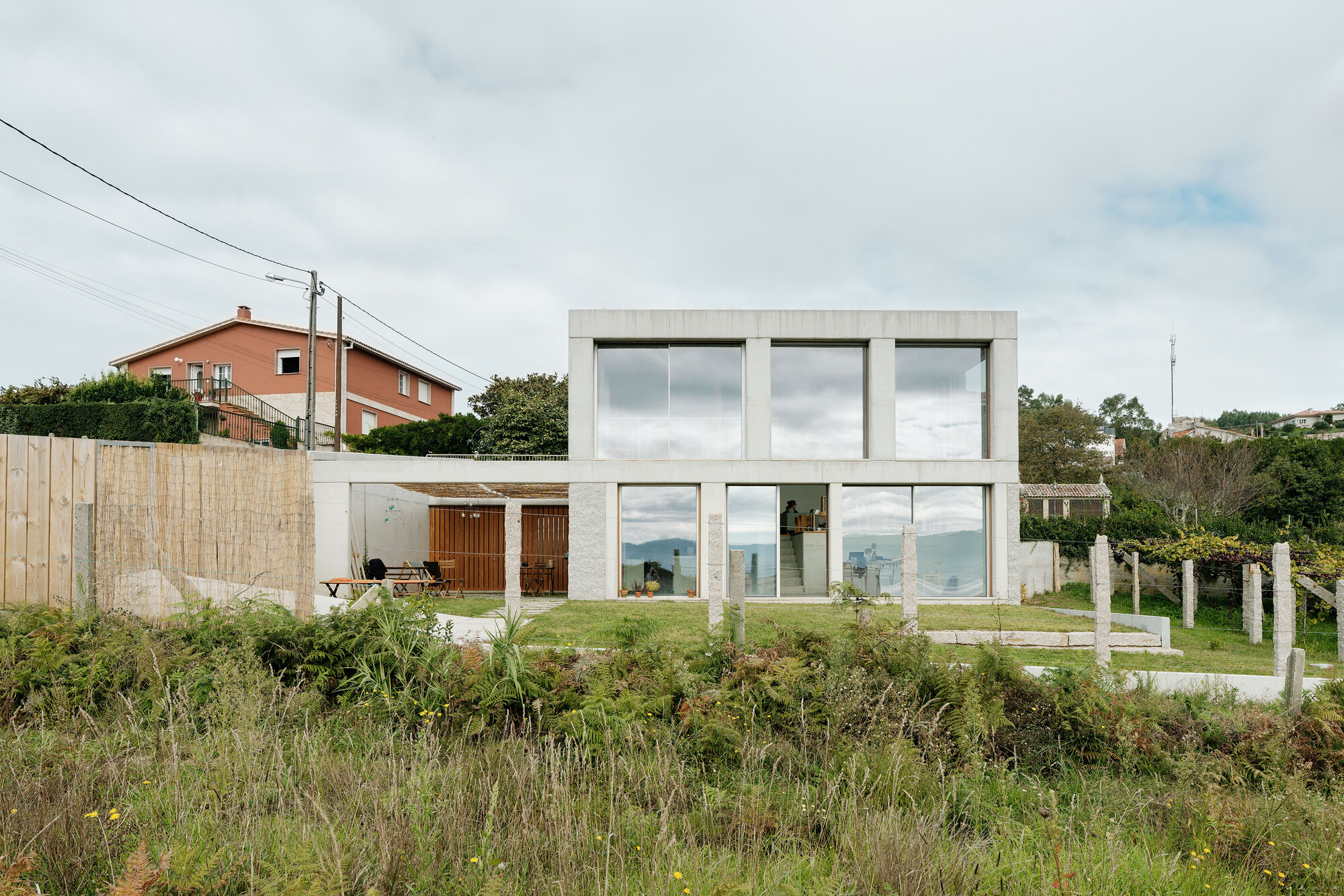 Carbajo Barrios Arquitectos designs stunning single-family house in Carabuxeira.