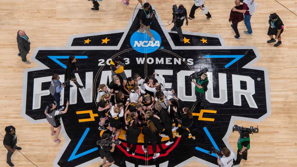 Governors of Iowa and Louisiana Place Friendly Bet on NCAA Title Game.