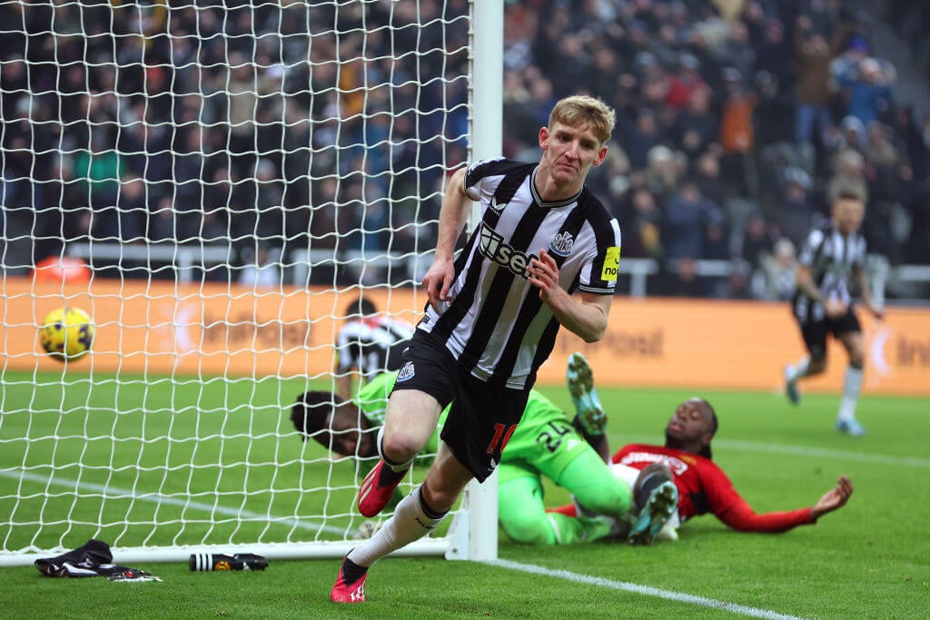"Newcastle's Shock Victory Over Manchester United: Key Players, Lackluster Rashford, and United's Challenge"