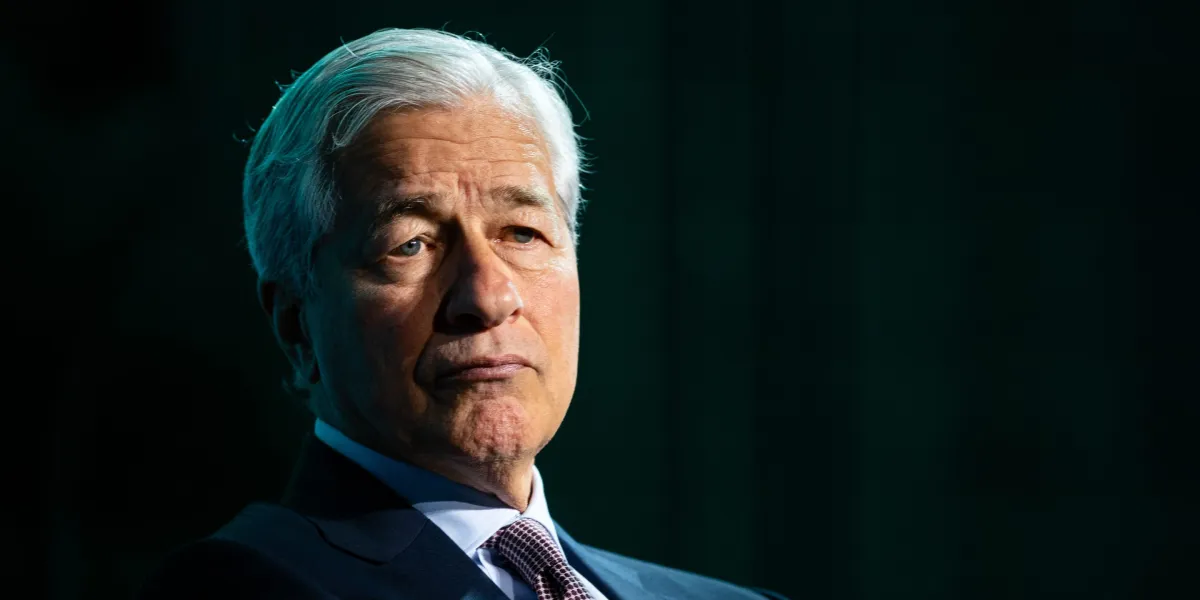 Featured image for Jamie Dimon Warns of US Economic Weakening Amid Job Revisions