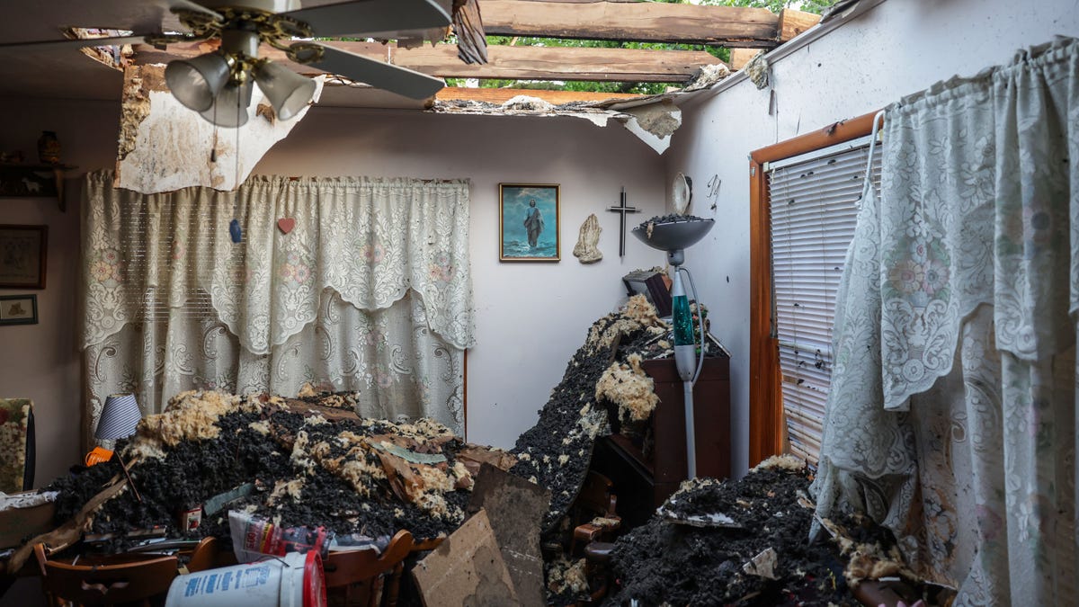 Featured image for Deadly Tornadoes Ravage Eastern Oklahoma, Leaving Destruction and Cleanup Efforts