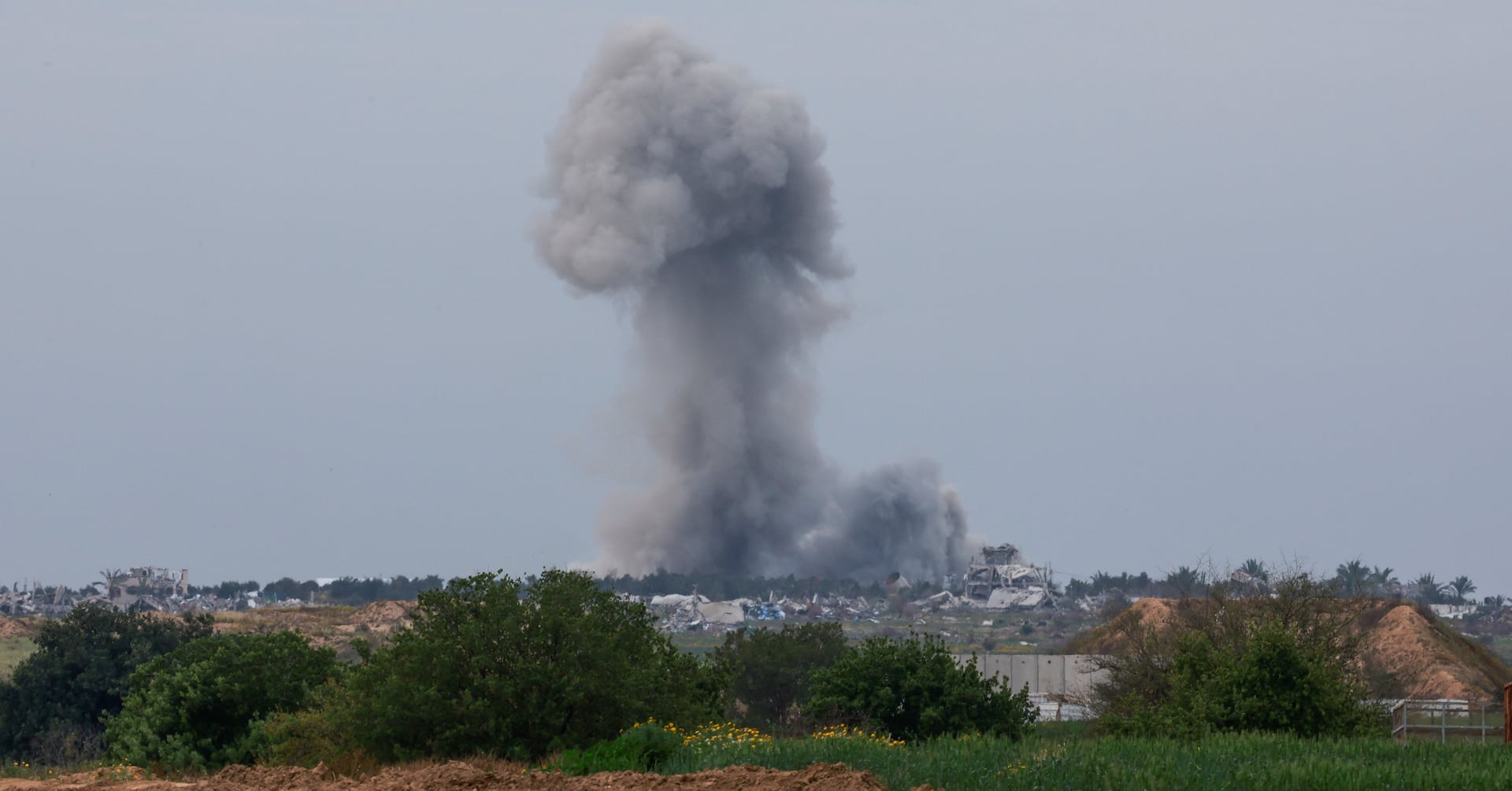 "International Pressure Mounts for Gaza Ceasefire Amid Israeli-Palestinian Conflict"