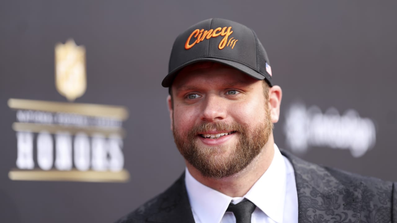 Featured image for Bengals Extend Ted Karras's Contract Through 2026