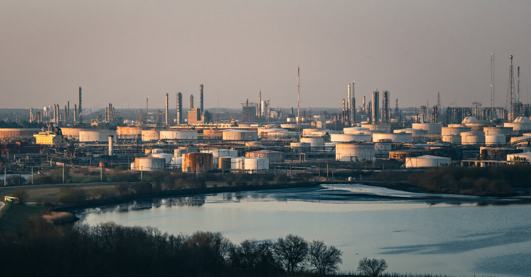 Record-breaking US Oil Production Raises Climate Concerns and Challenges Biden's Climate Pledge