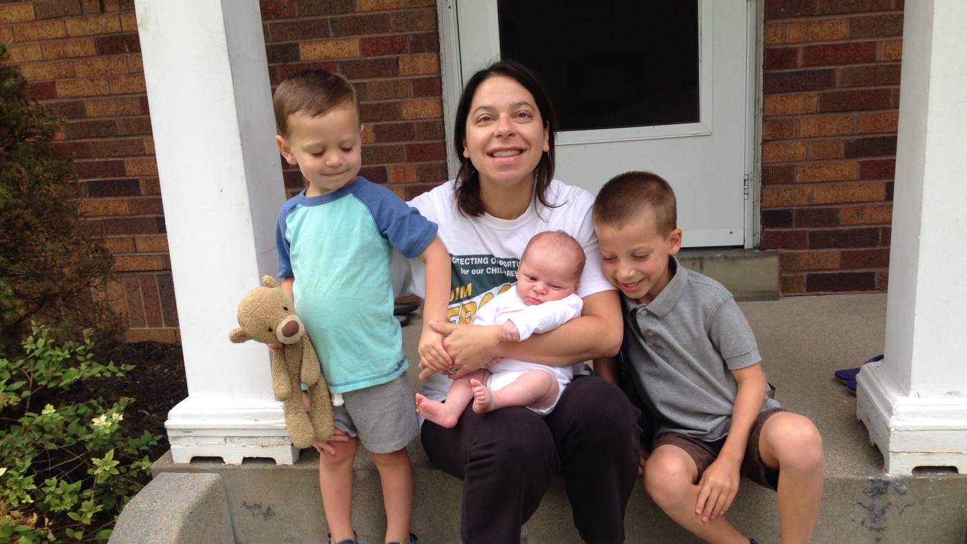 Stranger's Kind Words Uplift a Struggling Mom