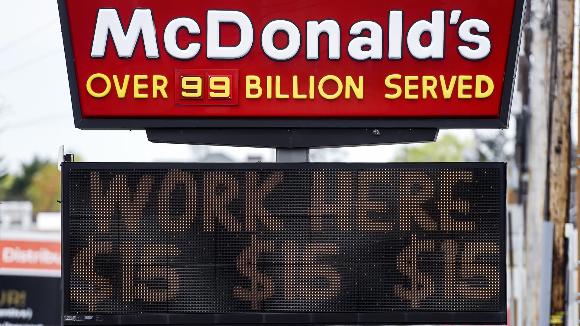 Private sector surpasses expectations, adding 324,000 jobs in July: ADP report