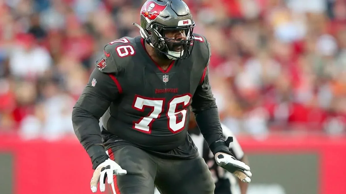Donovan Smith joins Chiefs as starting offensive tackle for 2023 season.