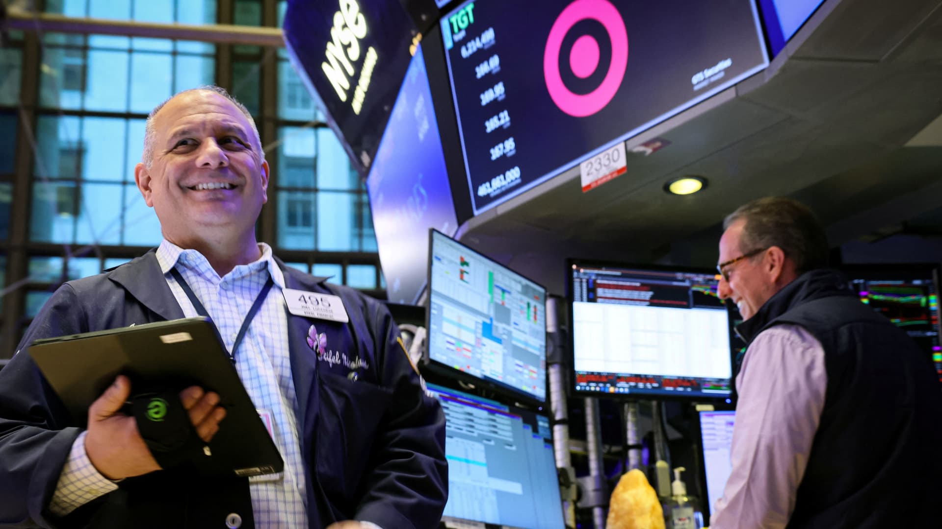 Featured image for "Corporate Dividend Payouts Soar to Record $1.7 Trillion in 2023"