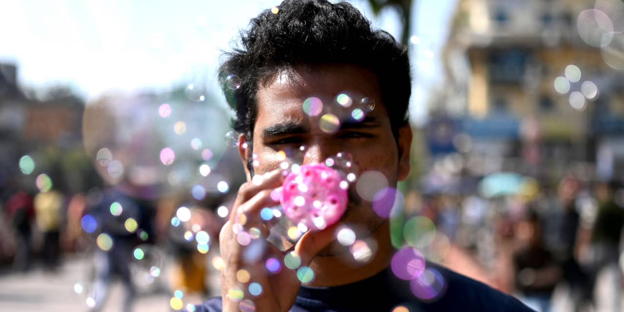 Featured image for "Tech Bubble Fears: Are U.S. Stocks Overvalued Again?"