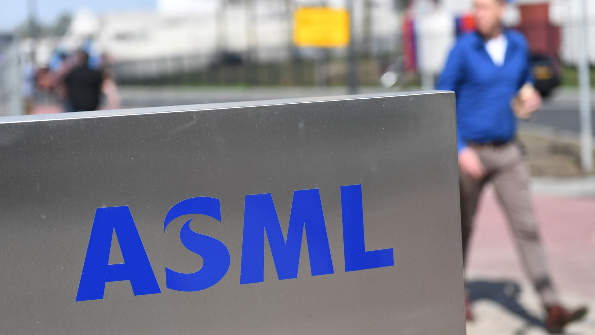 "Dutch Firm ASML Halts Key Chip Equipment Exports to China Amid US Pressure"
