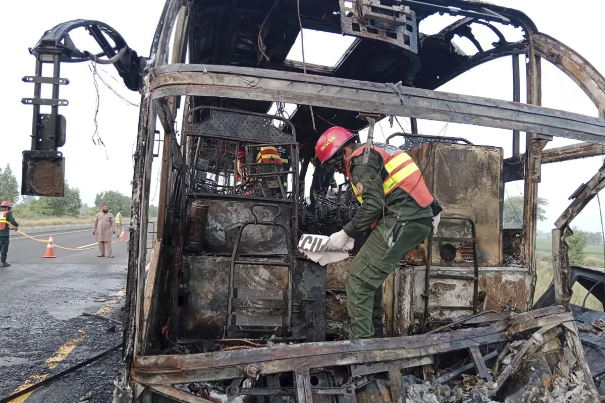 Tragic Bus-Van Collision in Pakistan Claims 20 Lives, Injures 11