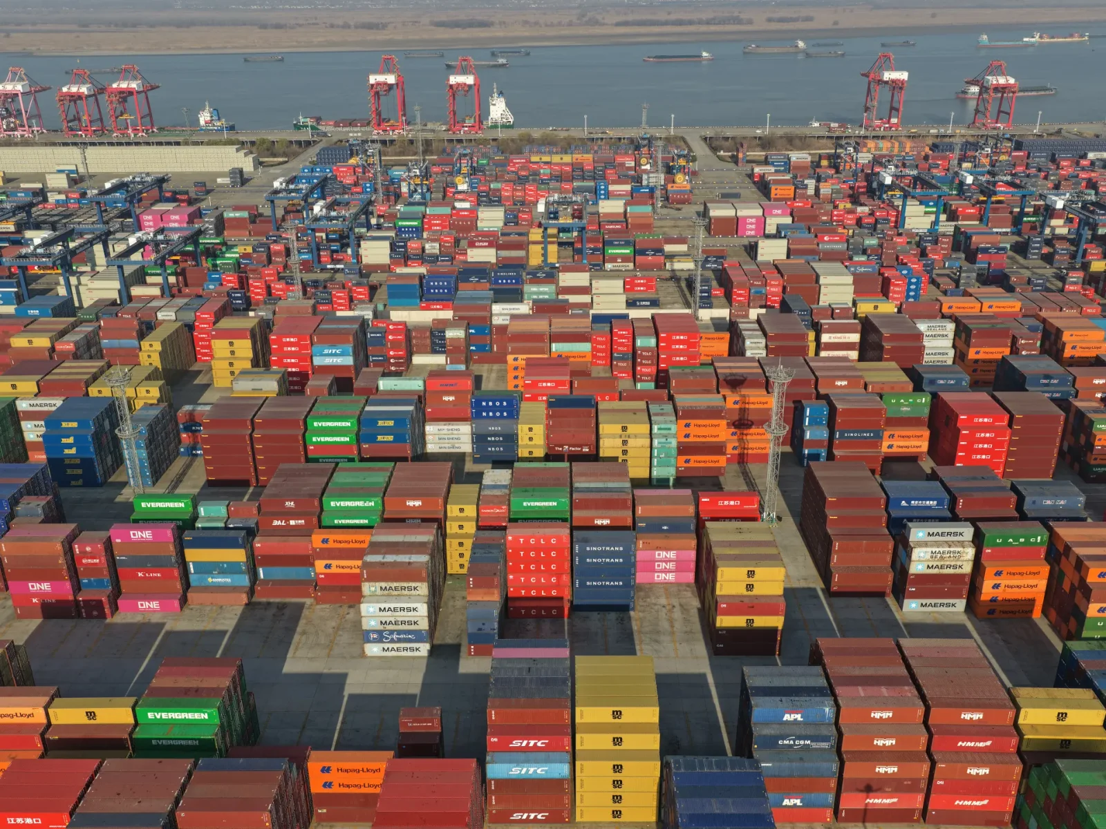 US December trade gap widens as tech imports surge amid AI build-out