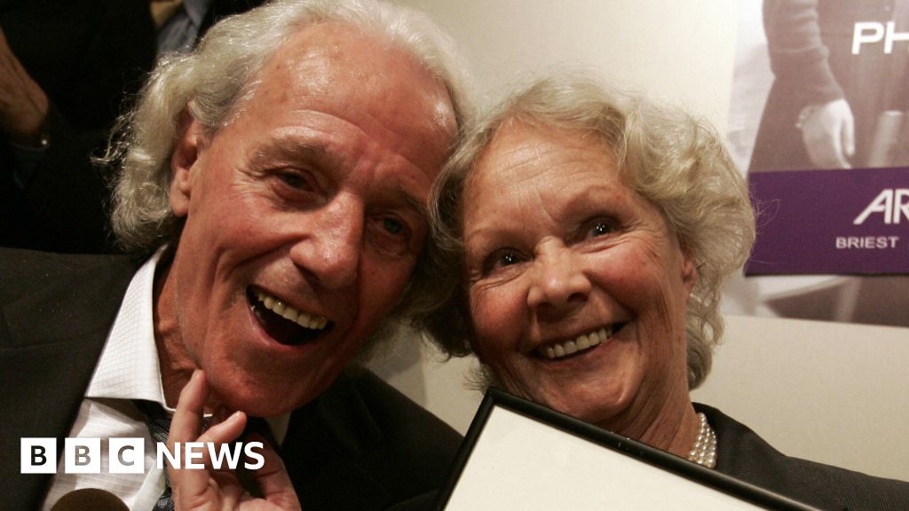 "Subject of Robert Doisneau's Famous Paris Kiss Photo Passes Away at 93"