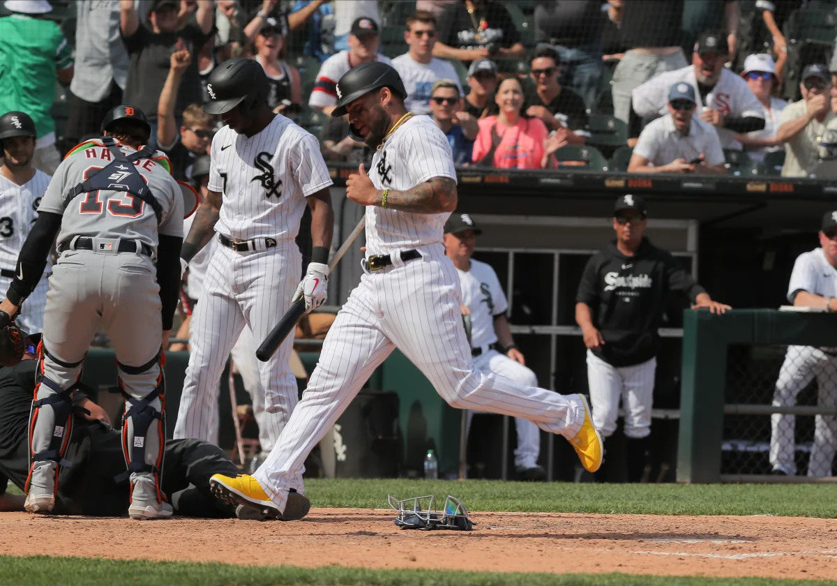 "White Sox win on wild pitch after umpire hit in face"