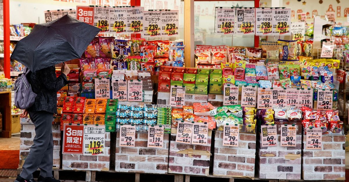 Featured image for Japan's Economy Contracts Amid Recession Risks and Weak Yen