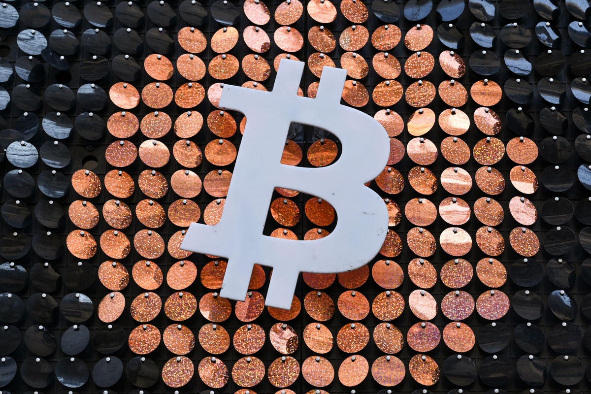 Crypto Market Shaken by BlackRock's Bitcoin Plan and PayPal's $2.8 Trillion Earthquake