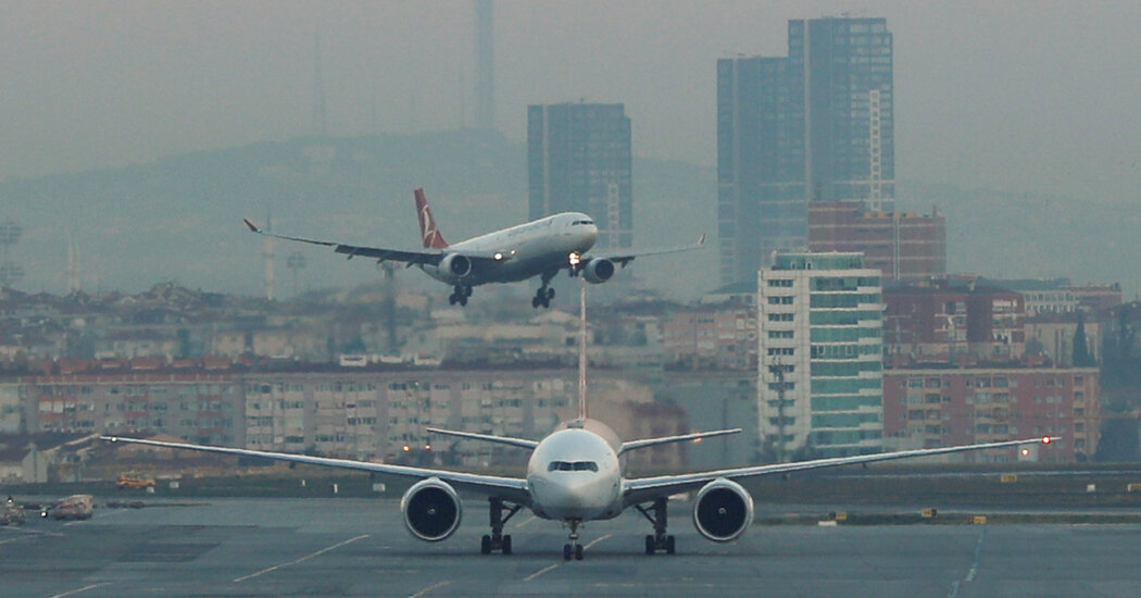 Featured image for Turkey Imposes Fines on Passengers Who Stand Up Too Soon After Landing