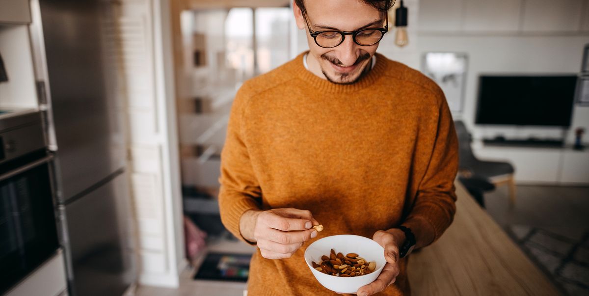 "The Role of Nuts in Weight Loss: What Dietitians Recommend"