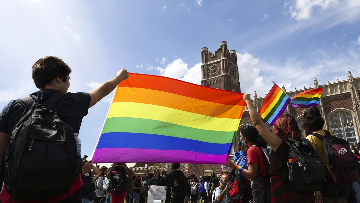"Florida Settles Lawsuit, Clarifies 'Don't Say Gay' Law Impact on Classroom Discussions"