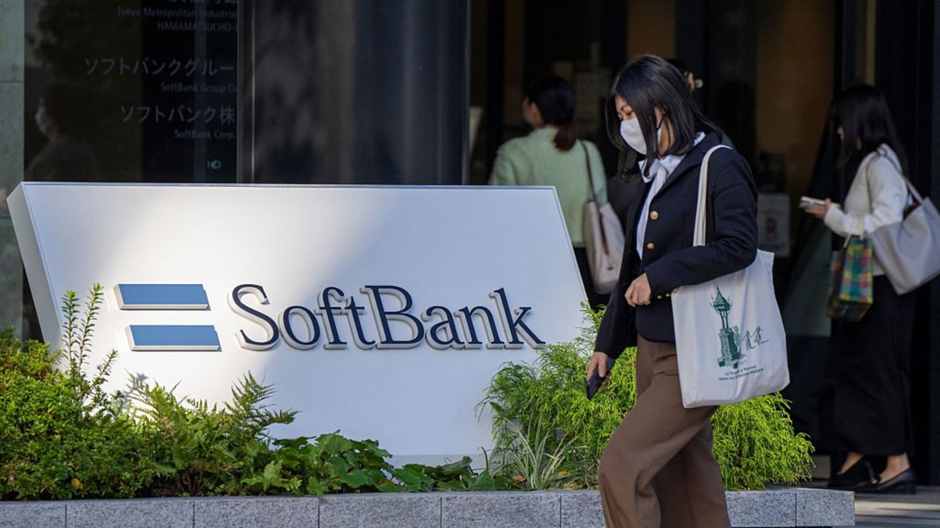 Featured image for SoftBank Nears Acquisition of DigitalBridge in Major Data Center Deal