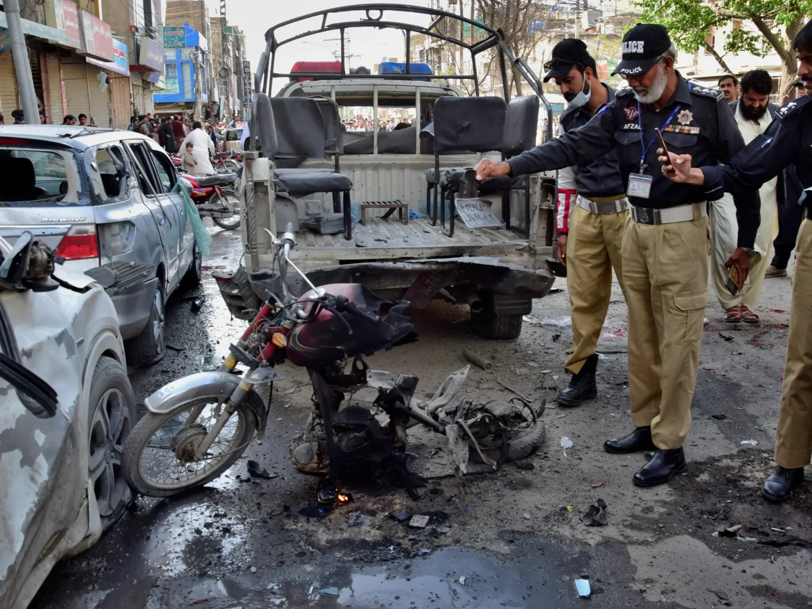 Quetta police vehicle hit by deadly blast, leaving 4 dead and many injured.