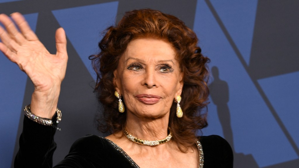 Featured image for Sophia Loren Hospitalized and Undergoes Emergency Surgery for Fractures After Fall
